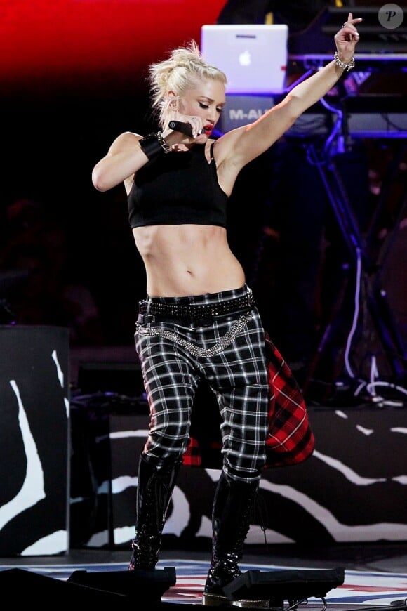 Gwen Stefani, sexy et très en forme, se démène sur la scène du Rockefeller Center avec son groupe No Doubt pour lancer la saison 2012 de football américain. New York, le 5 septembre 2012.