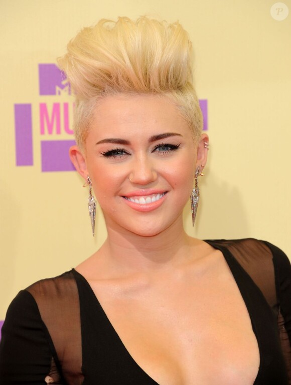 Miley Cyrus sur le tapis rouge du Staples Center lors des MTV Video Music Awards. Los Angeles, le 6 septembre 2012.