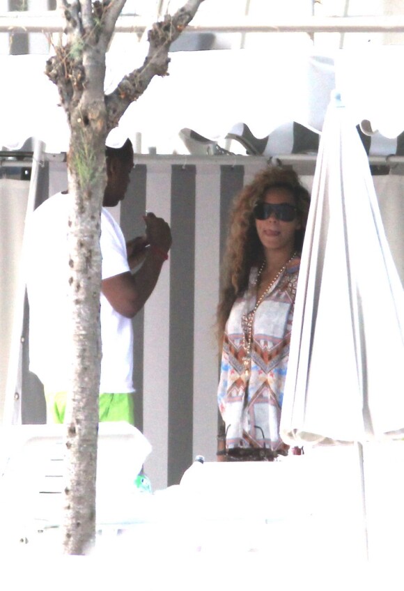 Jay-Z et sa femme Beyoncé s'embrassent tendrement au Beach Club de Monaco le 6 septembre 2012