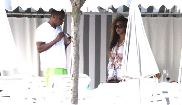 Jay-Z et sa femme Beyoncé s'embrassent tendrement au Beach Club de Monaco le 6 septembre 2012