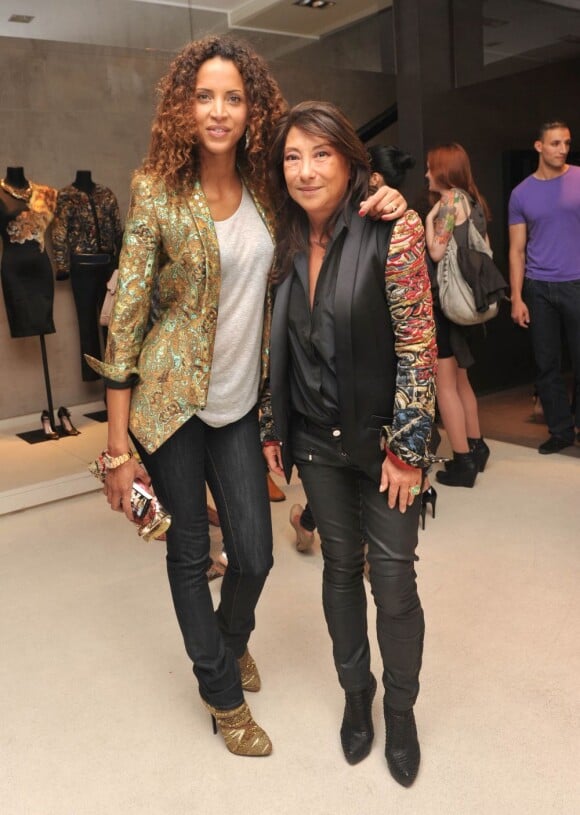 Noémie Lenoir et la créatrice Barbara Bui durant la Vogue's Fashion Night Out. Paris, le 6 septembre 2012.