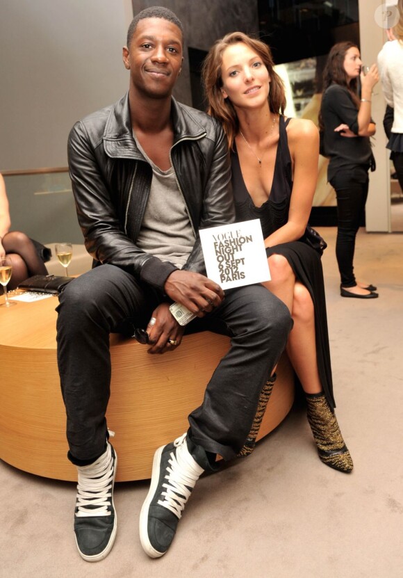 David Baoit et Élodie Varlet fêtent la Vogue's Fashion Night Out dans la boutique Bally. Paris, le 6 septembre 2012.