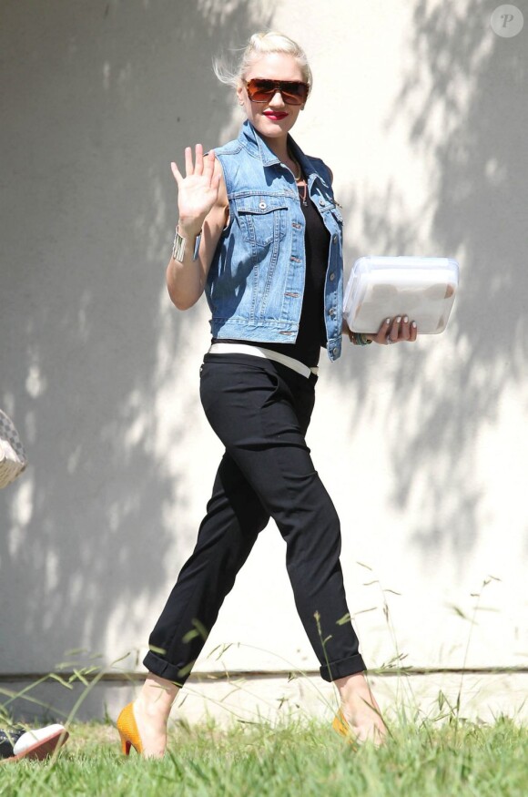 Gwen Stefani habillée d'une veste en jean Levis, d'un pantalon A.L.C. et d'escarpins Christian Louboutin à Santa Monica. Le 31 août 2012.