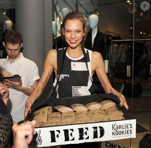 Le top model Karlie Kloss fait une bonne action en distribuant dans la boutique DKNY ses Karlie's Kookies au profit de la fondation FEED. New York, le 6 septembre 2012.