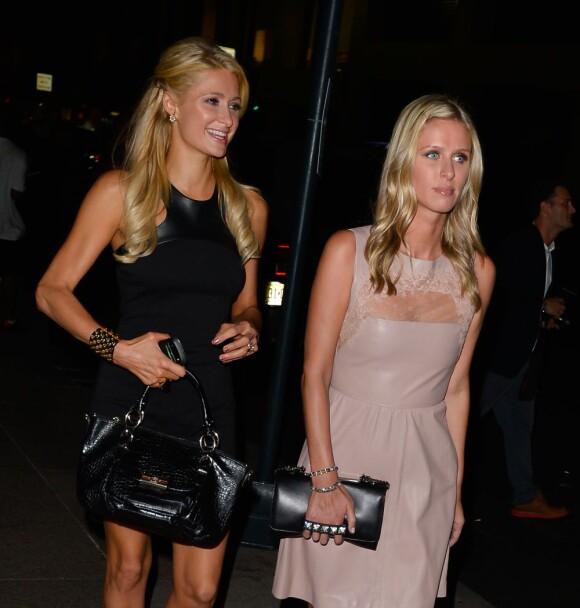 Paris et Nicky Hilton, soeurs stylées dans les rues de Manhattan après un moment passé dans la boutique Valentino. New York, le 6 septembre 2012.