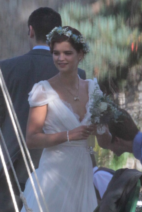 Dans une belle robe blanche, Pixie Geldof très élégante au mariage de sa soeur Peaches le 8 septembre 2012 à Faversham