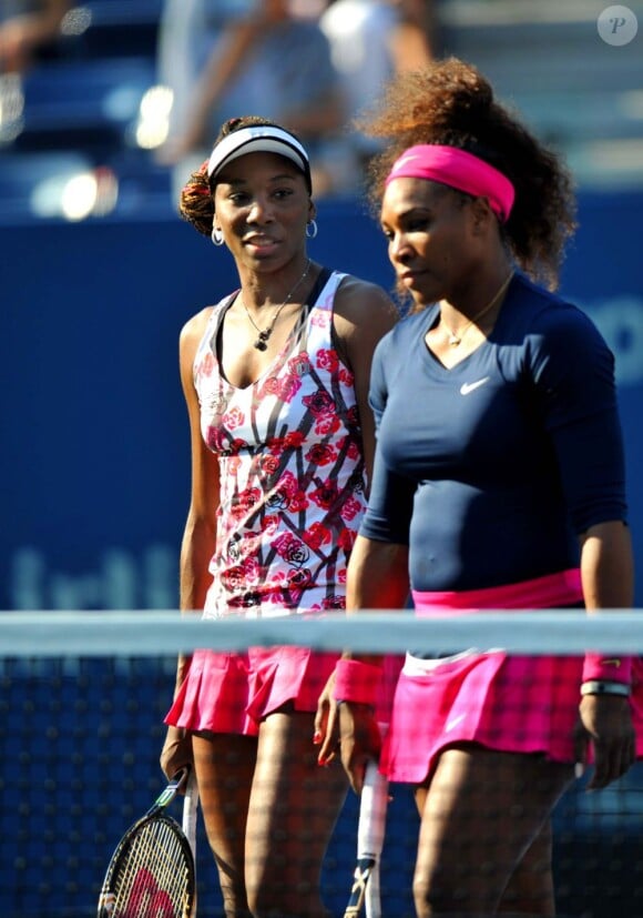 Venus et Serena Williams lors de leur second tour de double à l'US Open le 31 août 2012 à New York