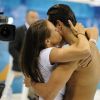 Laure Manaudou dans les bras de son frère Florent qui vient de s'imposer dans le 50 mètres nage libre lors des derniers Jeux olympiques de Londres, le 3 août 2012.
