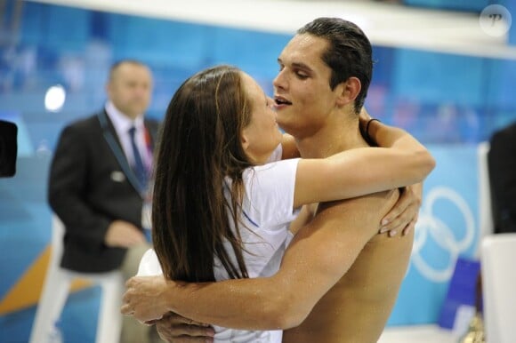 Laure Manaudou dans les bras de son frère Florent qui vient de s'imposer dans le 50 mètres nage libre lors des derniers Jeux olympiques de Londres, le 3 août 2012.