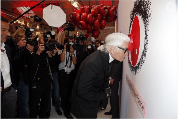 Karl Lagerfeld présente sa collection spéciale pour la marque de cosmétiques Shu Uemura, à Paris, le 11 septembre 2012.