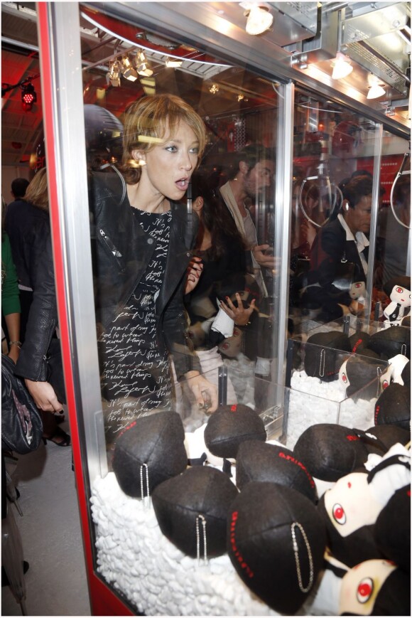 L'actrice Laura Smet à l'Espace Commines où Karl Lagerfeld présentait sa collection spéciale pour la marque de cosmétiques Shu Uemura, à Paris, le 11 septembre 2012.
