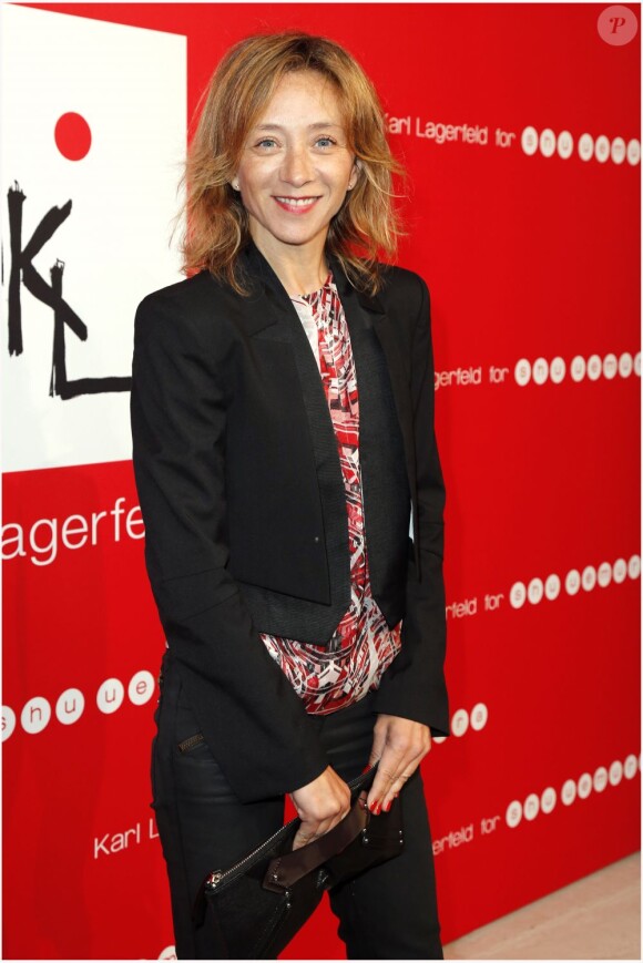 Sylvie Testud à l'Espace Commines où Karl Lagerfeld présentait sa collection spéciale pour la marque de cosmétiques Shu Uemura, à Paris, le 11 septembre 2012.
