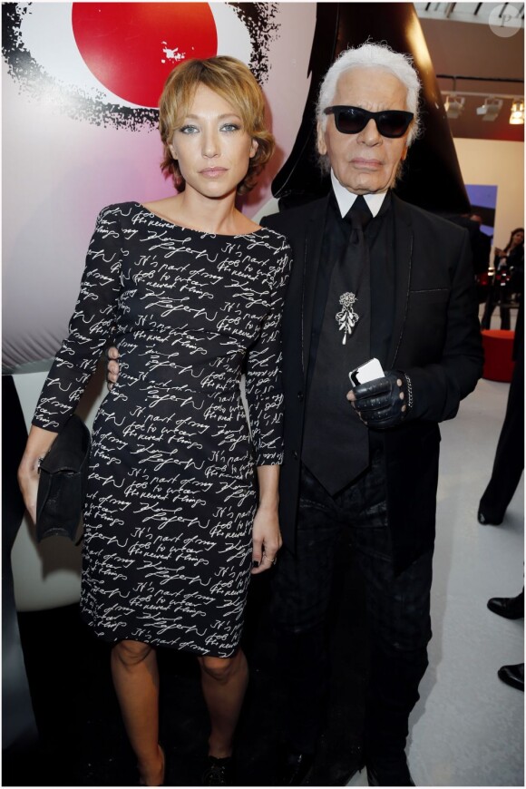 Laura Smet auprès de Karl Lagerfeld qui présente sa collection spéciale pour la marque de cosmétiques Shu Uemura, à Paris, le 11 septembre 2012.