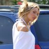 Candice Swanepoel, détendue et sexy en mini-short floral à Miami. Le 11 septembre 2012.