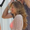 Candice Swanepoel, habillée d'une robe en maille et d'un bikini orange, se démène sur son shooting pour Victoria's Secret. Miami, le 11 septembre 2012.