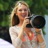 La sexy Candice Swanepoel s'empare d'un objectif et nargue les photographes durant son shooting pour Victoria's Secret. Miami, le 11 septembre 2012.