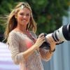 La sexy Candice Swanepoel s'empare d'un objectif et nargue les photographes durant son shooting pour Victoria's Secret. Miami, le 11 septembre 2012.