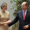 Un geste tendre d'Albert de Monaco pour Charlene à l'inauguration du nouveau siège du Conseil National monégasque, le 12 septembre 2012.