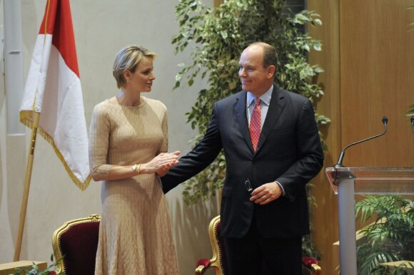 Un geste tendre d'Albert de Monaco pour Charlene à l'inauguration du nouveau siège du Conseil National monégasque, le 12 septembre 2012.