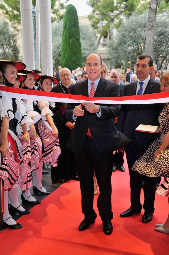 Albert de Monaco coupe le traditionnel ruban pour inaugurer le nouveau siège du Conseil National monégasque, le 12 septembre 2012.