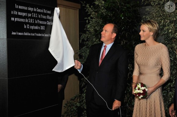 Une plaque pour se souvenir de cette date historique. Albert de Monaco et Charlene inaugurent le nouveau siège du Conseil National monégasque, le 12 septembre 2012.