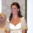 Kate Middleton lors d'un dîner officiel en compagnie du sultan Abdul Halim Mu'adzam Shah de Kedah, roi de Malaisie, lors du séjour du couple princier en Asie du sud-est le 13 septembre 2012 à Kuala Lumpur