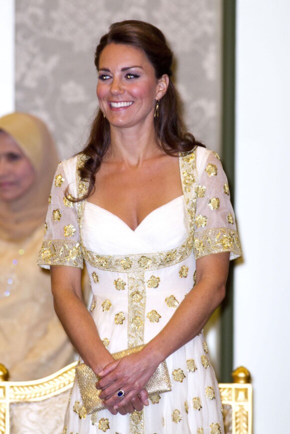 Kate Middleton lors d'un dîner officiel en compagnie du sultan Abdul Halim Mu'adzam Shah de Kedah, roi de Malaisie, lors du séjour du couple princier en Asie du sud-est le 13 septembre 2012 à Kuala Lumpur