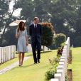 Le prince William et son épouse Kate Middleton le 13 septembre 2012 lors de la visite du Kranji Commonwealth War Cemetery à Singapour