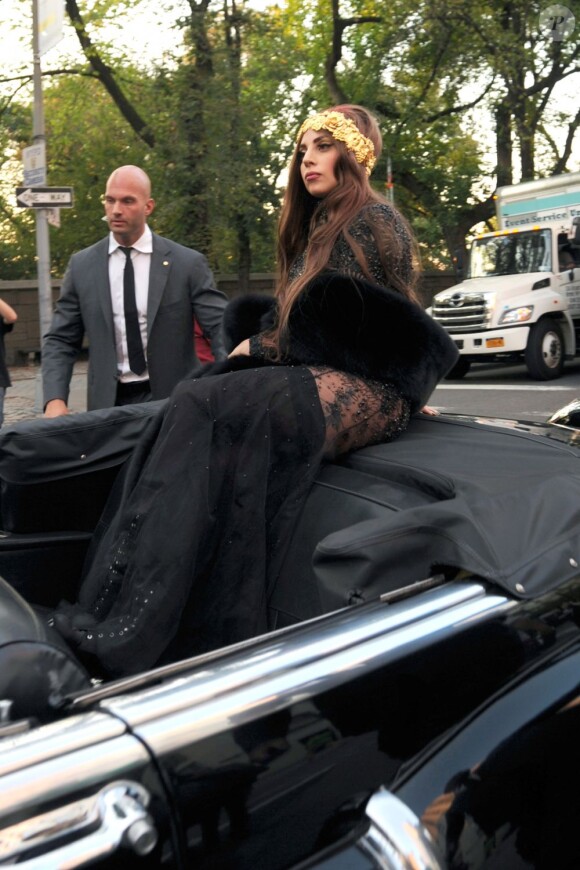 Lady Gaga se rend, dans une cadillac noire, à la soirée de lancement de son parfum Fame, au musée Guggenheim de New York, le 13 septembre 2012.