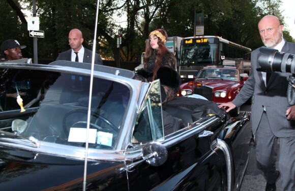 Lady Gaga se rend, dans une cadillac noire, à la soirée de lancement de son parfum Fame, au musée Guggenheim de New York, le 13 septembre 2012.
