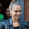 Jessica Alba, suivie de son styliste Brad Goreski, quitte les studios Skylight SoHo où avaient lieu le défilé Ralph Lauren printemps-été 2013, l'avant-dernier de la fashion week new-yorkaise. New York, le 13 septembre 2012.