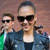Jessica Alba, souriante, quitte les studios Skylight SoHo à l'issue du défilé Ralph Lauren printemps-été 2013. New York, le 13 septembre 2012.