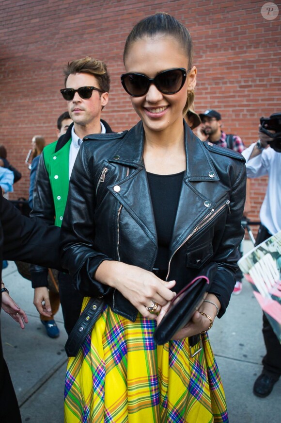 Jessica Alba, souriante, quitte les studios Skylight SoHo à l'issue du défilé Ralph Lauren printemps-été 2013. New York, le 13 septembre 2012.