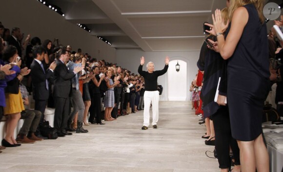 Le créateur Ralph Lauren, applaudi à l'issue de son défilé printemps-été 2013. New York, le 13 septembre 2012.