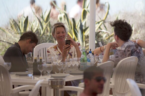 A Ibiza avec Jamie Hince son mari, Kate Moss profite de ses amis. Le 15 septembre 2012.