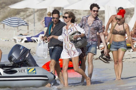 Kate Moss, prolonge ses vacances avec son mari Jamie Hince. A Ibiza, le 15 septembre 2012.