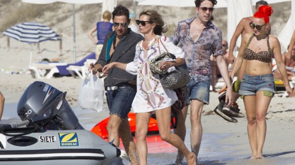 Kate Moss, une vacancière amoureuse et sublime à Ibiza