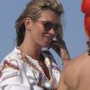 A Ibiza, toujours en vacances, Kate Moss joue les naïade sur la plage. Le 15 septembre 2012.