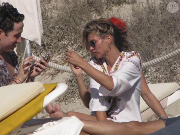 Kate Moss profite du soleil d'Ibiza avec des amis, le 15 septembre 2012.