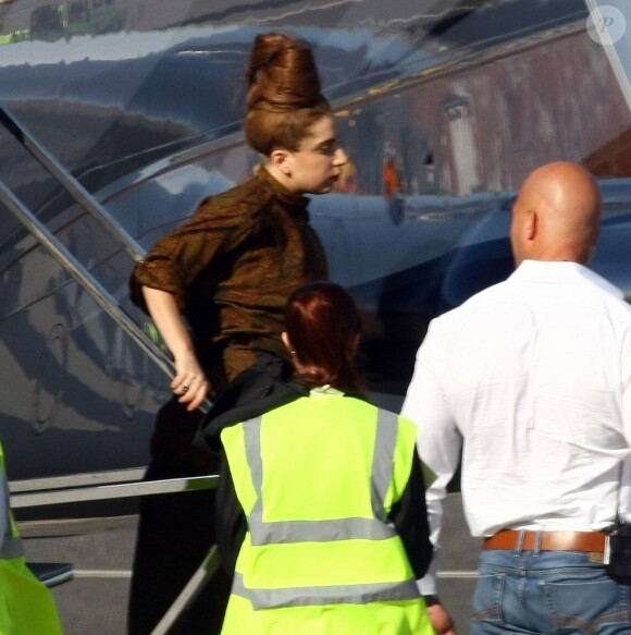 Lady Gaga descend de son jet privé à son arrivée à Londres, le 16 septembre 2012.