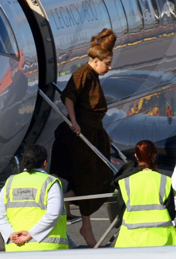 Lady Gaga descend de son jet privé à son arrivée à Londres, le 16 septembre 2012.