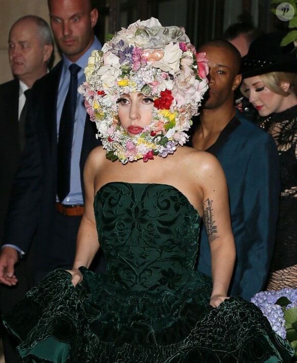 Lady Gaga sort de son hôtel et porte une création fleurie de Philip Treacy, Fashion Week de Londres, le 16 septembre 2012.
