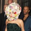 Lady Gaga sort de son hôtel et porte une création fleurie de Philip Treacy, Fashion Week de Londres, le 16 septembre 2012.