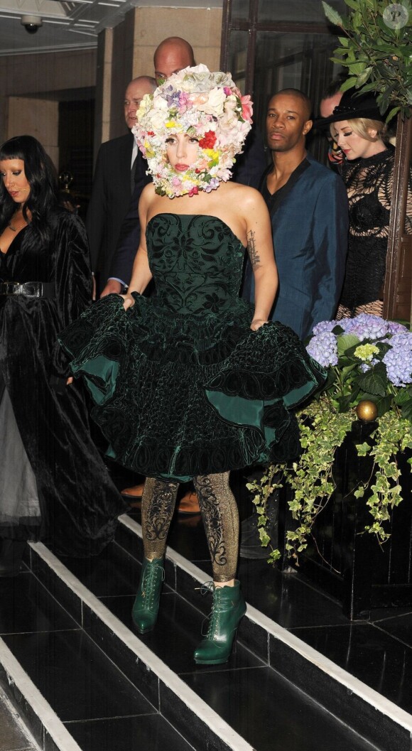Lady Gaga sort de son hôtel et porte une création fleurie de Philip Treacy, Fashion Week de Londres, le 16 septembre 2012.
