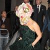 Lady Gaga sort de son hôtel et porte une création fleurie de Philip Treacy, Fashion Week de Londres, le 16 septembre 2012.