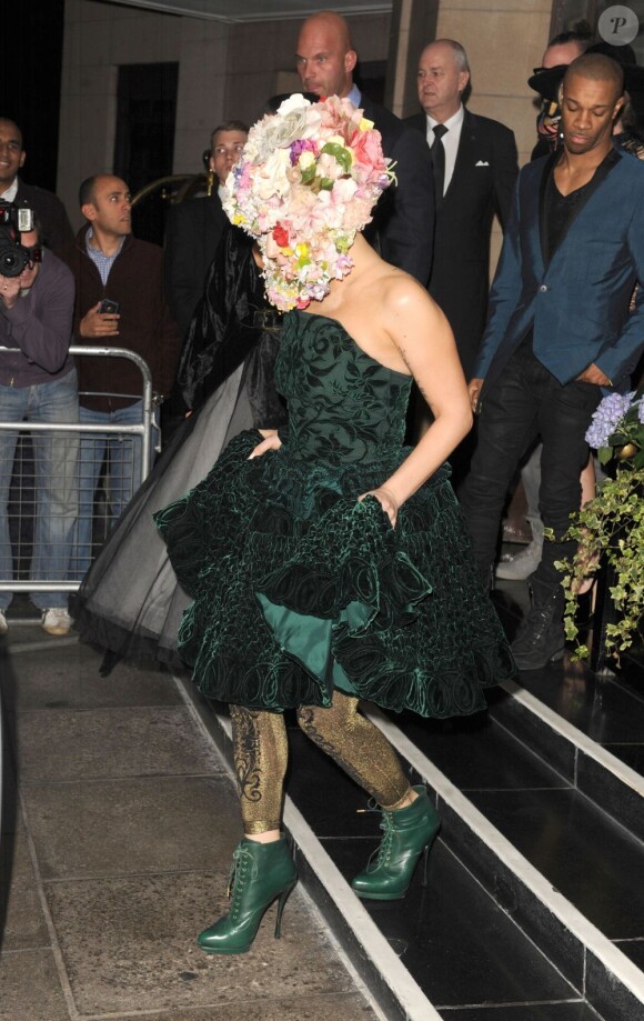 Lady Gaga sort de son hôtel et porte une création fleurie de Philip Treacy, Fashion Week de Londres, le 16 septembre 2012.