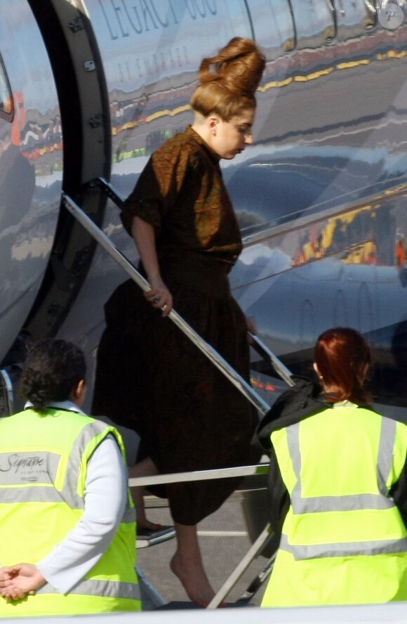 Lady Gaga descend de son jet privé à son arrivée à Londres, le 16 septembre 2012.