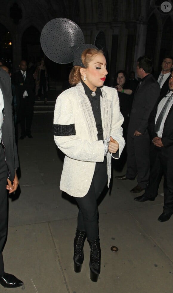 Lady Gaga à la sortie du défilé Philip Treacy à Londres, le 16 septembre 2012.