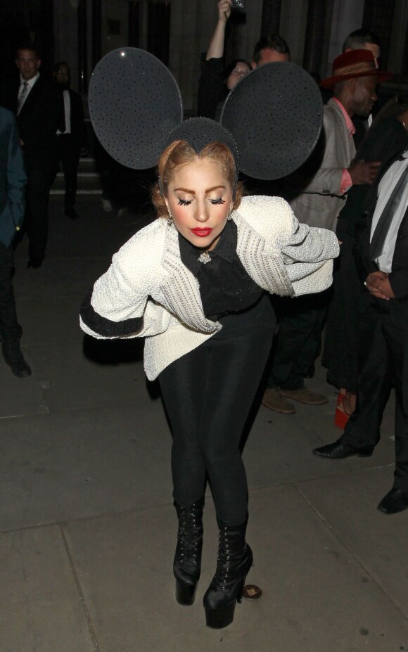 Lady Gaga à la sortie du défilé Philip Treacy à Londres, le 16 septembre 2012.