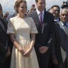 Kate Middleton et le prince William à l'aéroport de Funafuti, en visite officielle à Tuvalu le 18 septembre 2012, dernière escale de leur tournée dans le Pacifique dans le cadre du jubilé de diamant de la reine Elizabeth II.